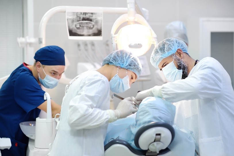 Vollnarkose Behandlung Ein Zahnarzt-Team führt eine Behandlung unter Vollnarkose an einem Patienten durch.